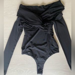 KHAITE
Off-the-shoulder knotted bodysuit